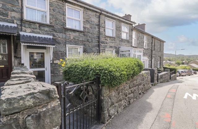 BODALAW, character holiday cottage, with open fire in Trawsfynydd