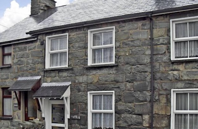 BODALAW, character holiday cottage, with open fire in Trawsfynydd