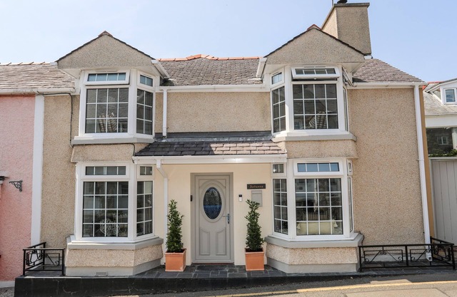 BODWENA, pet friendly, country holiday cottage in Moelfre