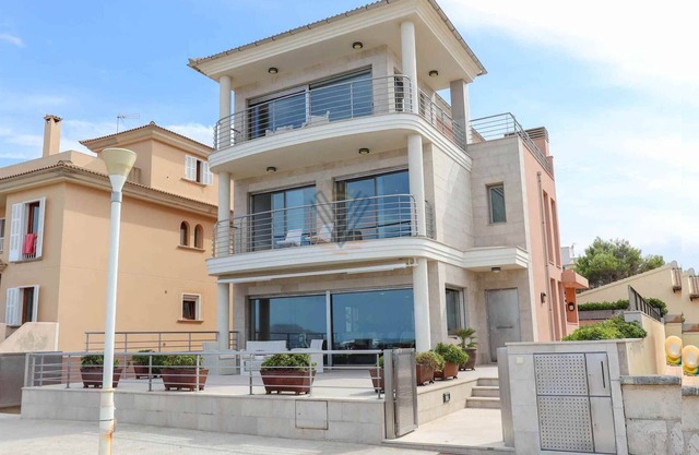 Bohemi, luxury seafront villa