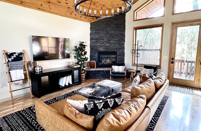 Boho cabin mins from lake; jacuzzi tub, king beds, arcade game room, bunk room!