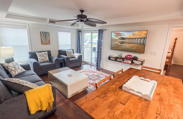 Boho Escape-steps to beach/pier, pool, dine, shop