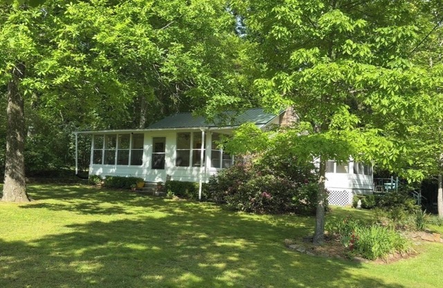 Boho Mountain Cottage in Cloudland Community | 2 Sunrooms | Wi-Fi | Dog Friendly