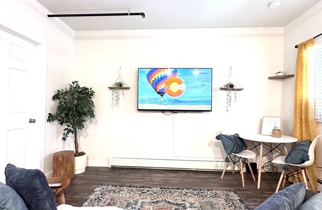 ⛰️Boho Studio⛰️ Close to Denver, Luxury King Bed, short walk from Scenic views!