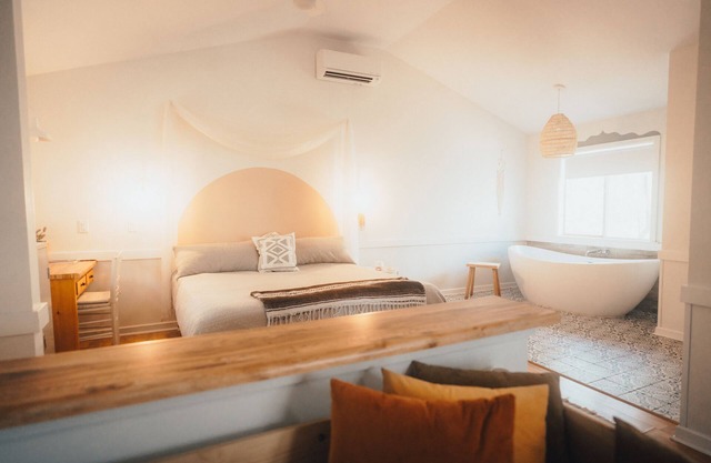 ♥︎ Boho Tiny Cabin ♥︎ Romantic Getaway w/Luxurious 75” Bathtub ♥︎ Forest Views