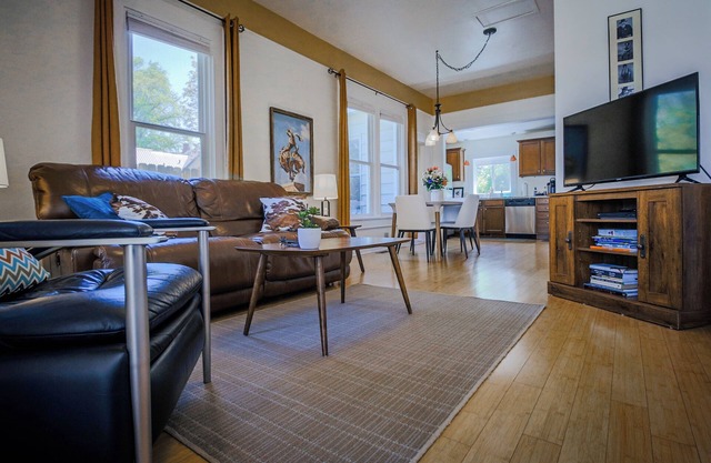 Boise Buckaroo Corral: 1 Block To North End-Hyde Park Restaurants-Tall Ceilings