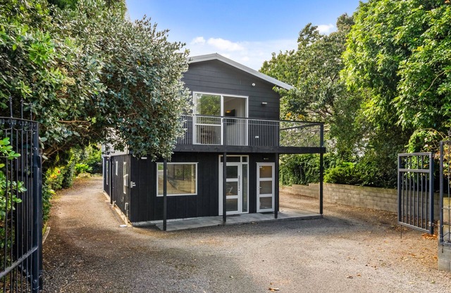 Bold Beauty – Paraparaumu Upstairs Holiday Unit