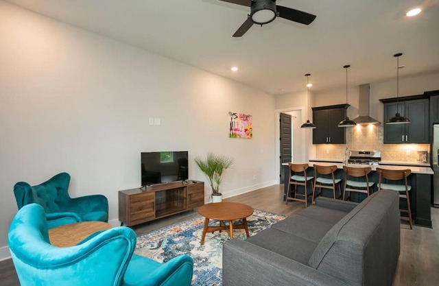 BOLD BRIGHT Boutique Stay 3bd-Parkin 12 min to DT
