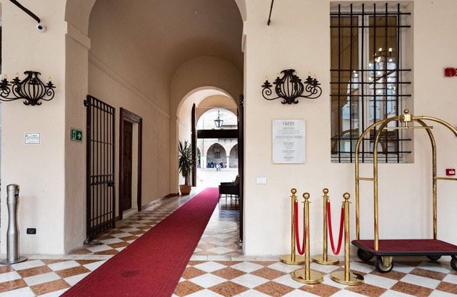 Bonacolsi Collection , Mantegna Hotels