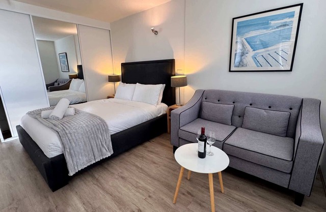 Bondi Beach Studio: City Views, Balcony & Pool!