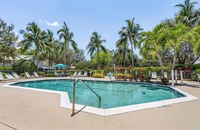 Bonita Beach, Gated, Pools. Hot tubs. tennis court, Gym. Beaches minutes away