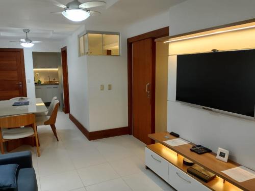 Bonito Apto Pé na Areia aprox 50M da Praia do Forte Cabo Frio com 90m2 ar cond nos 2 qtos tv a cabo Premiere Netflix fica no prédio da lanch Play Gui e rest Vira Verão dezembro a partir de 4 dias e pacotes de Natal de 19 a 25 e de Ano Novo de 26 a 3 jan