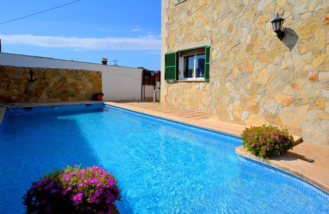 Bonito chalet con piscina cerca del mar