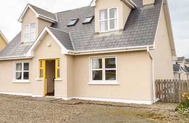 BONNIE DOON, pet friendly, with open fire in Kilkee, County Clare