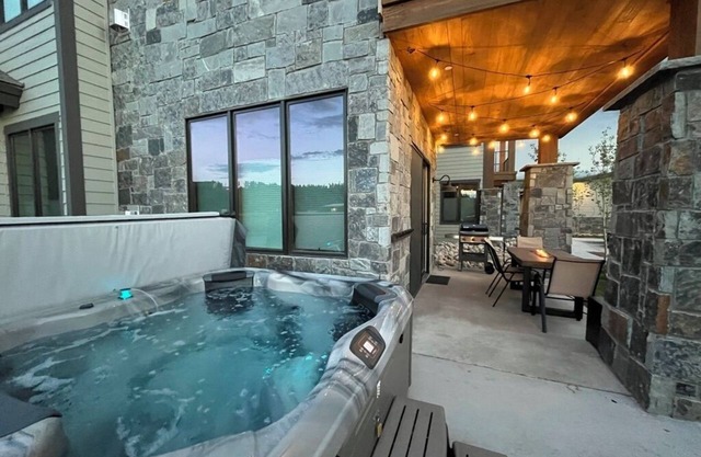 Bonus Bunk Room! Private Hot Tub and Walkable to Restaurants and Brewery!