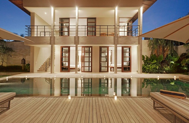 Book 2 bedroom at large 4 bedroom Luxe Villa, Daily staff service, Stress Free!