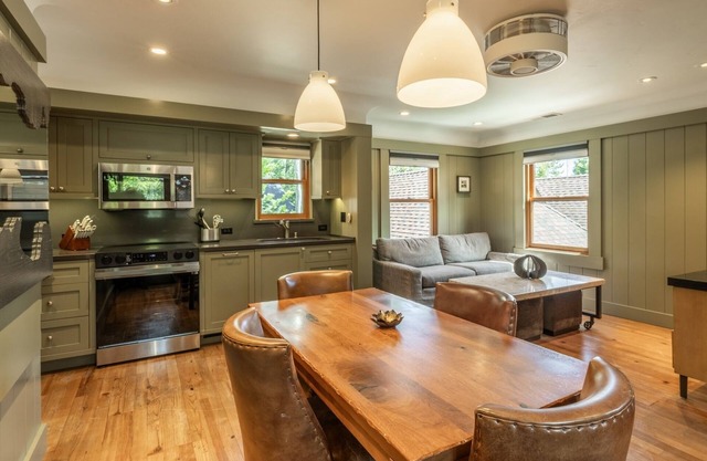 Book a Fall Stay Today! Cheerful Lake Cottage with Community Fire Pit; close to skiing