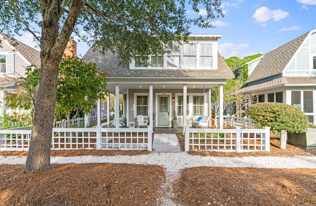 Book Now for Fall Stays! Convenient location! Golf Cart! Charming WaterSound Cottage!