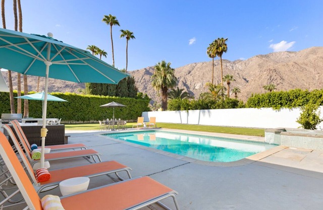 Book Now for Fall! Classic Alexander Home with Unobstructed Mountain Views in Vista Las Palmas!