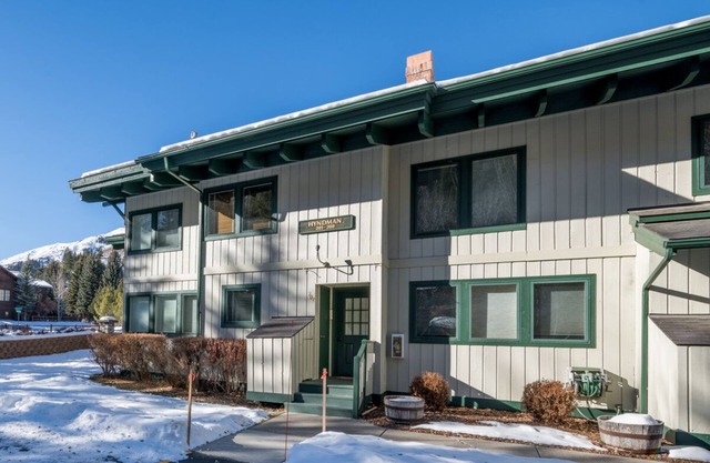 Book Now for Summer Stays! Pleasant Condo with Hot Tub Access and Beautiful Views