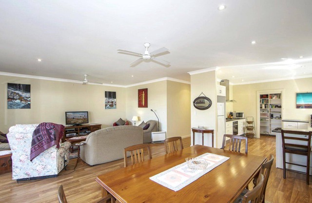 Book Wine & Sinker Pet Friendly