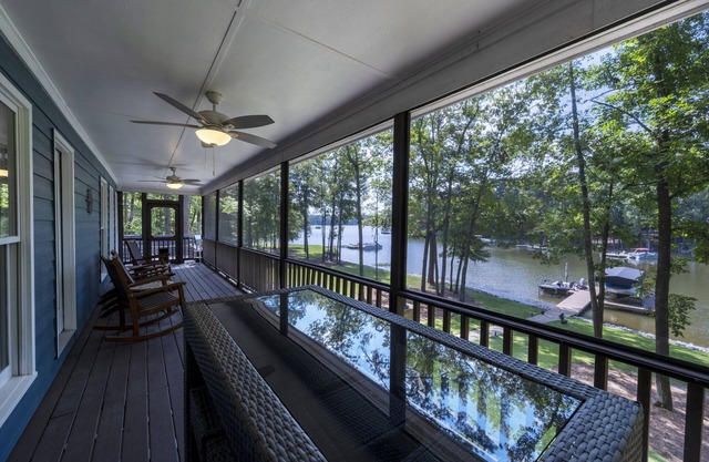 Book Your Getaway At This 4 Bedroom Lakeside Hideaway @ Sugar Creek