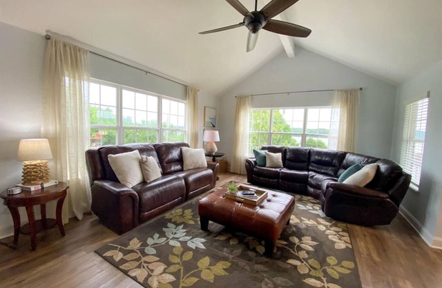 Booking Fall NOW+Lovely Beaver Lake Views+Hot Tub