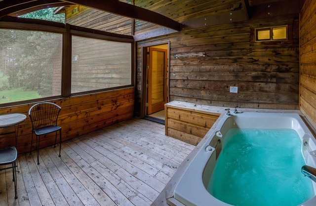 BookStayHop - #1 Lodge Room 3 ~ Green Springs Inn ~ Jacuzzi Bathtub