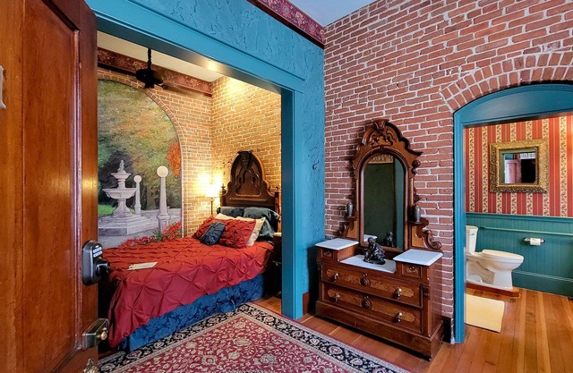 BookStayHop - Peerless Hotel ~ Guest Room 1 ~ Downtown Ashland