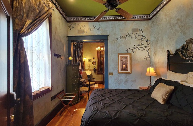 BookStayHop - Peerless Hotel~ Guest Room 2 ~Downtown Ashland