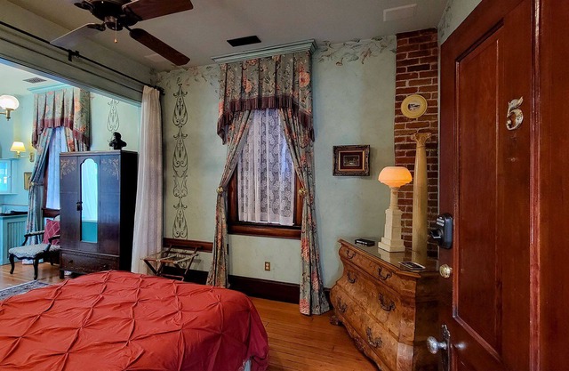 BookStayHop - Peerless Hotel~ Guest Room 5 ~Downtown Ashland