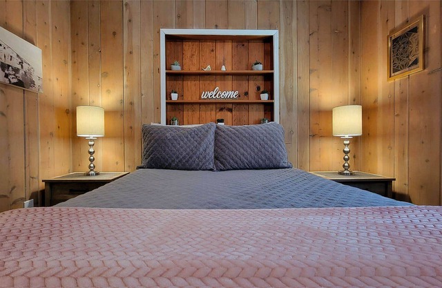 BookStayHop - Rustic Rogue Cottage ~ Mountain Views, and Outdoor Space!