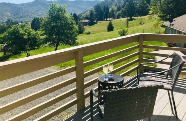 BookStayHop - Sunrise Cottage ~ Peaceful Setting ~Mountain Views!