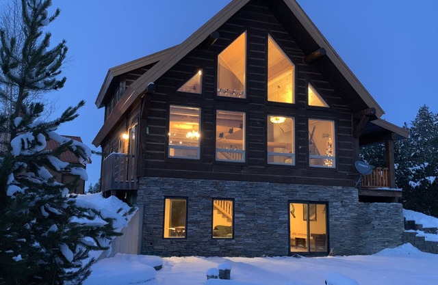 Borders Forest, Radiant heat, Mtn Views, WiFi, EV charger