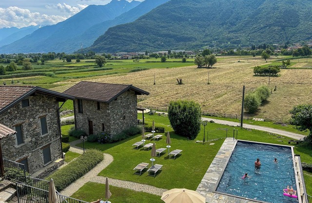 Borgo Erbiola Tulipano Rustico Holiday Apartment with Pool