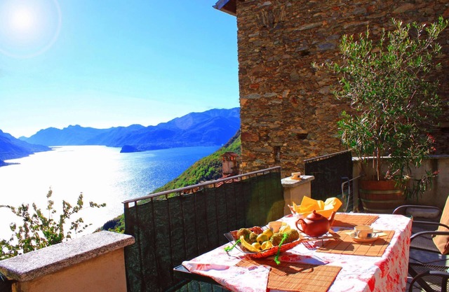 Borgo SanMartino Country Holiday Home with Lake View