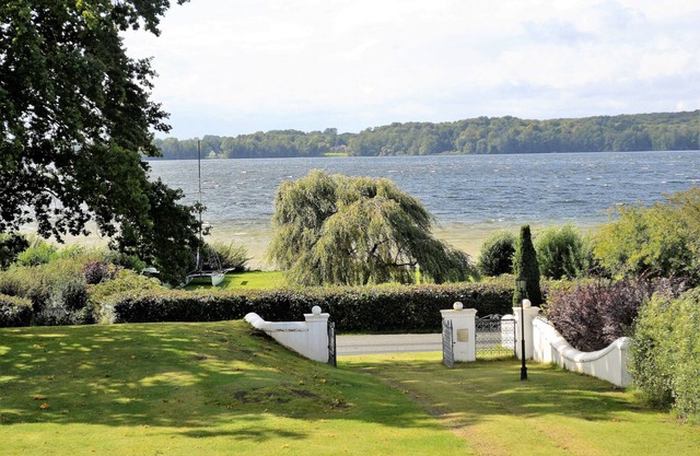 Bosau: family-friendly apartment on Lake Plön with a lake plot
