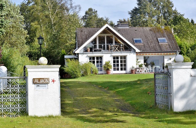 BOSAU: Holiday apartment on the Großer Plöner See lake property, lake view, pool table