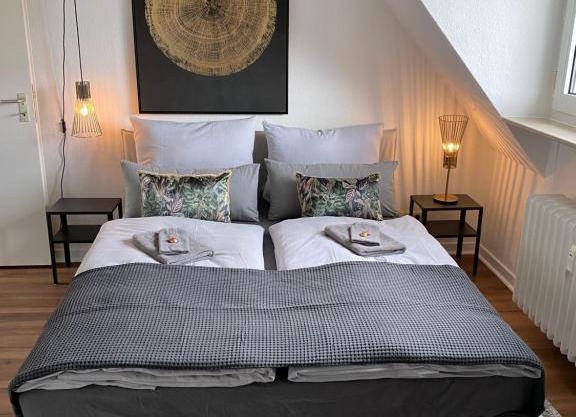 BOSTEL 1 - Modernes Dachgeschoss-Studio in Duisburg Meiderich, 4,7 km Hbf, U-Bahn 250m, Flughafen Düsseldorf 28 km, Landschaftspark 2,9 km, 5 Gehminuten von Herzklinik entfernt