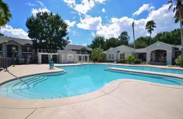 Botanical Retreat: King Comfort & Poolside Peace