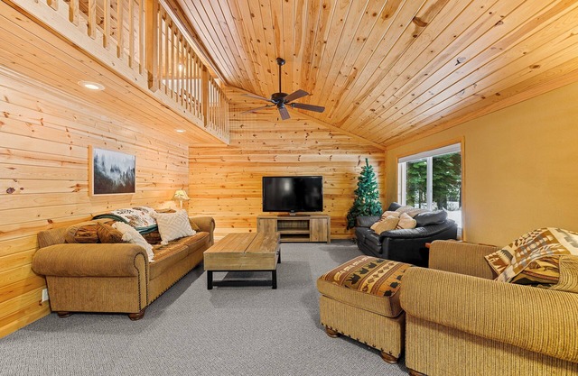 Boujee Bear - Cozy family retreat w/large driveway