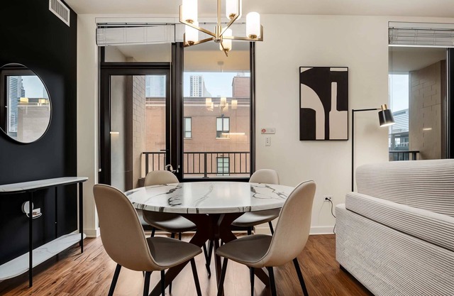 Boulevard Stays | 5 Minutes to Magnificent Mile and River North