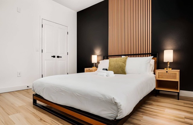 Boulevard Stays Chic 1BR Near Stadium Pool Access, Gym & Free Parking