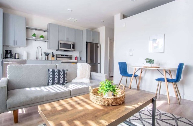 Boulevard Stays Comfortable 1BR Suite w Pool, Parking, Gym 03