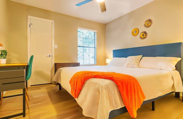 Boulevard Stays Cozy Suite Access to Pool, Gym & Parking