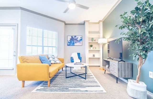 Boulevard Stays Tranquil 1BR King Suite Pool, Parking Gym 04