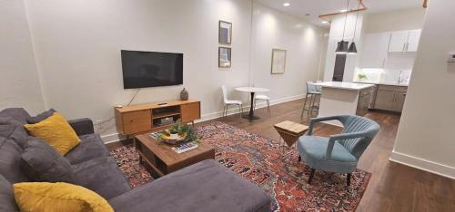 Bourbon Lofts II : Cozy + Stylish + Free Parking