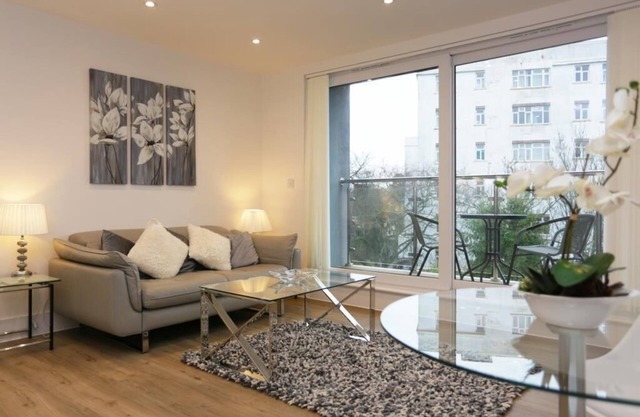 BOURNECOAST: MODERN FLAT IN TOWN CENTRE WITH WIFI, BALCONY AND PARKING - FM6275