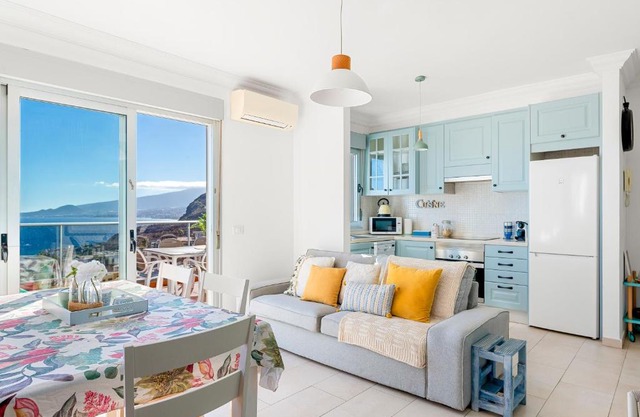 Boutique apartment with BBQ terrace and ocean views