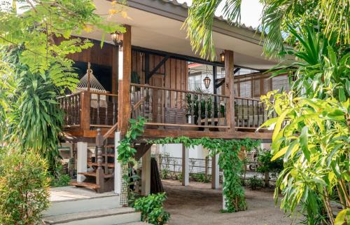 Boutique Beach Cottage - Steps to Beach
